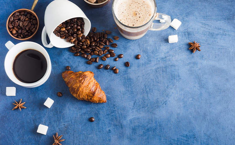 Dietetyczne mity o kawie: cukier, mleko roślinne, bulletproof coffee – fakty i mity dla świadomych