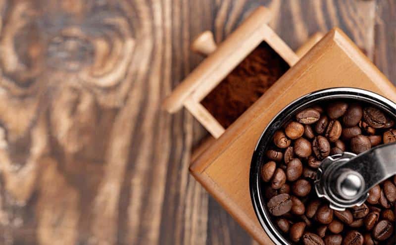 Odkryj Pełnię Smaku: Kompletny Przewodnik po Mieleniu Kawy dla Domowych Baristów – od Ekspresu po Aeropress!