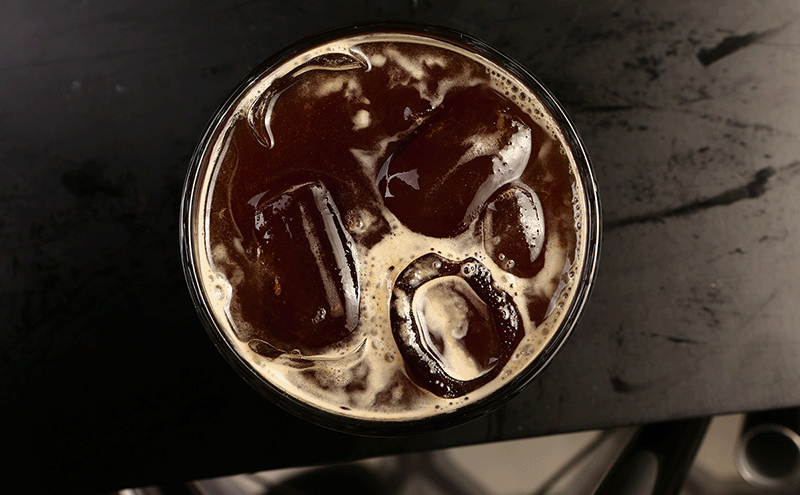 Chłodna rewolucja w Twojej filiżance: Odkryj orzeźwiający świat Cold Brew i Nitro Cold Brew!