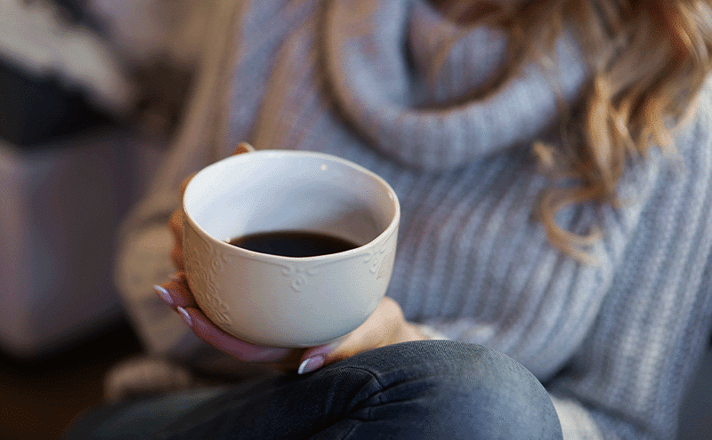 Kawa i mindfulness: Jak codzienny rytuał parzenia może stać się chwilą uważności? [Porady na spokojny poranek]