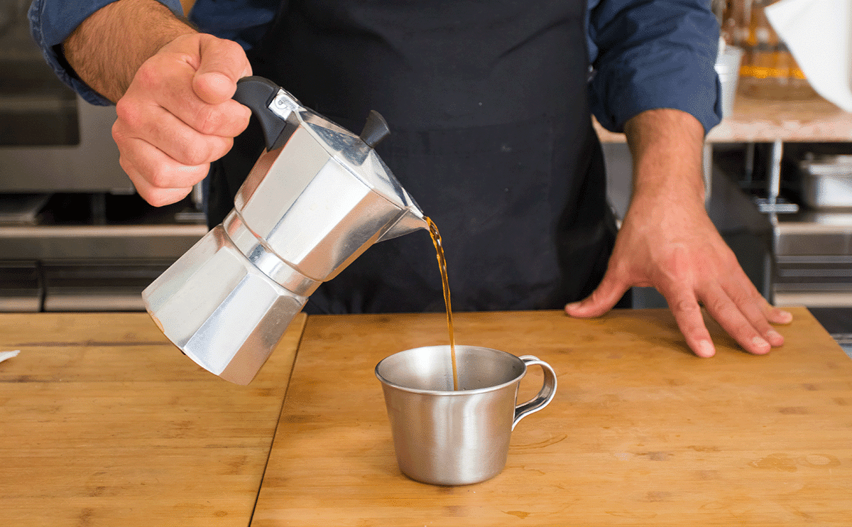 Barista w Twoim domu: Jak krok po kroku przygotować idealne espresso bez drogiego sprzętu? [Porady i triki]