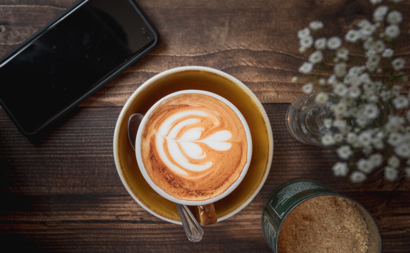 Jaka kawa najlepiej smakuje z mlekiem? Jak wybrać ziarna do cappuccino, latte i flat white?